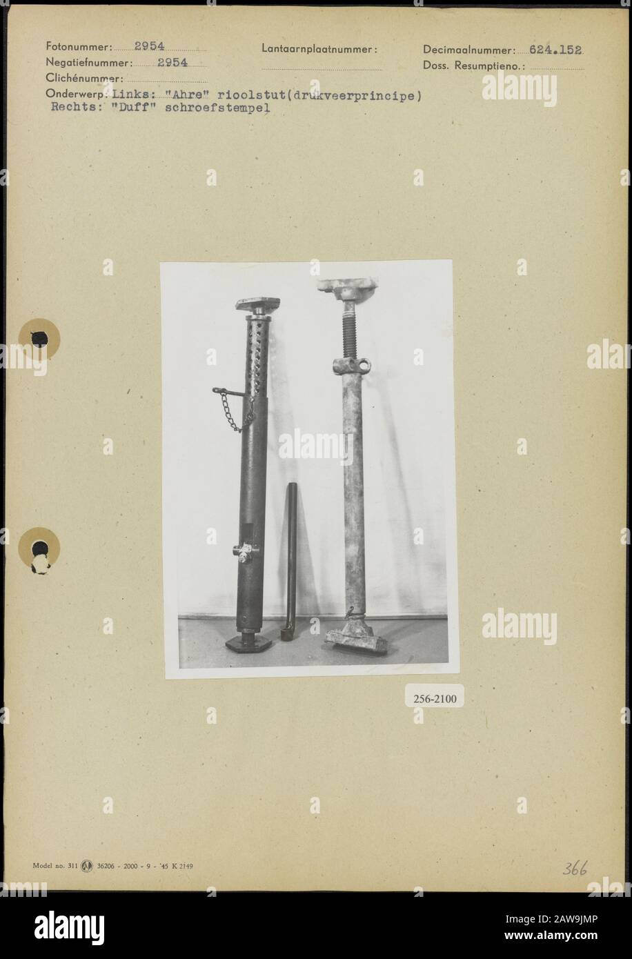 Sewer Struts Verbindet Marke Ahre mit dem Federprinzip, die richtige Marke Duff Schraubenstempel Datum: März 1950 Schlüsselwörter: Abwasser, Stempel Institutionenname: Ahre, Duff-Norton Stockfoto