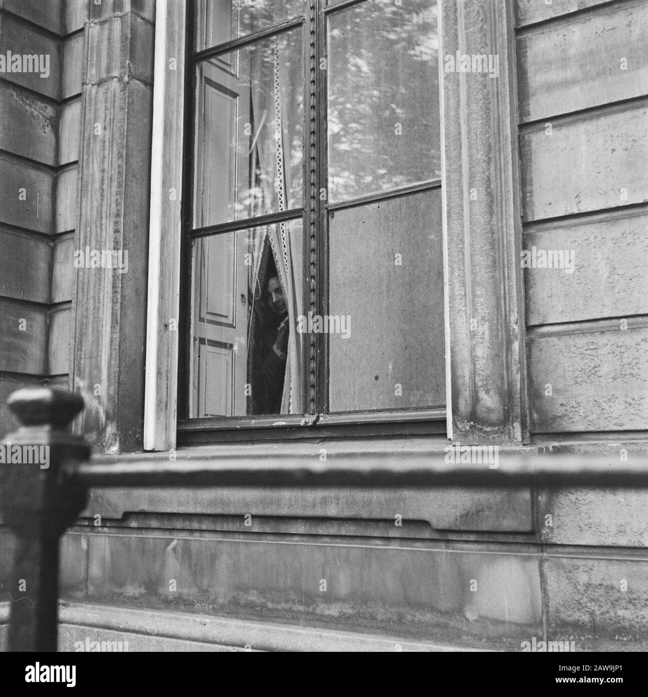 Besuchen Sie Eisenhower im lange Voorhout Palast in den Haag [Man blickt von einem Fenster von Palast lange Voorhout] Datum: 6. Oktober 1945 Ort: Die Haag Schlüsselwörter: Besuch, Generäle Personenname: Eisenhower, Dwight Stockfoto