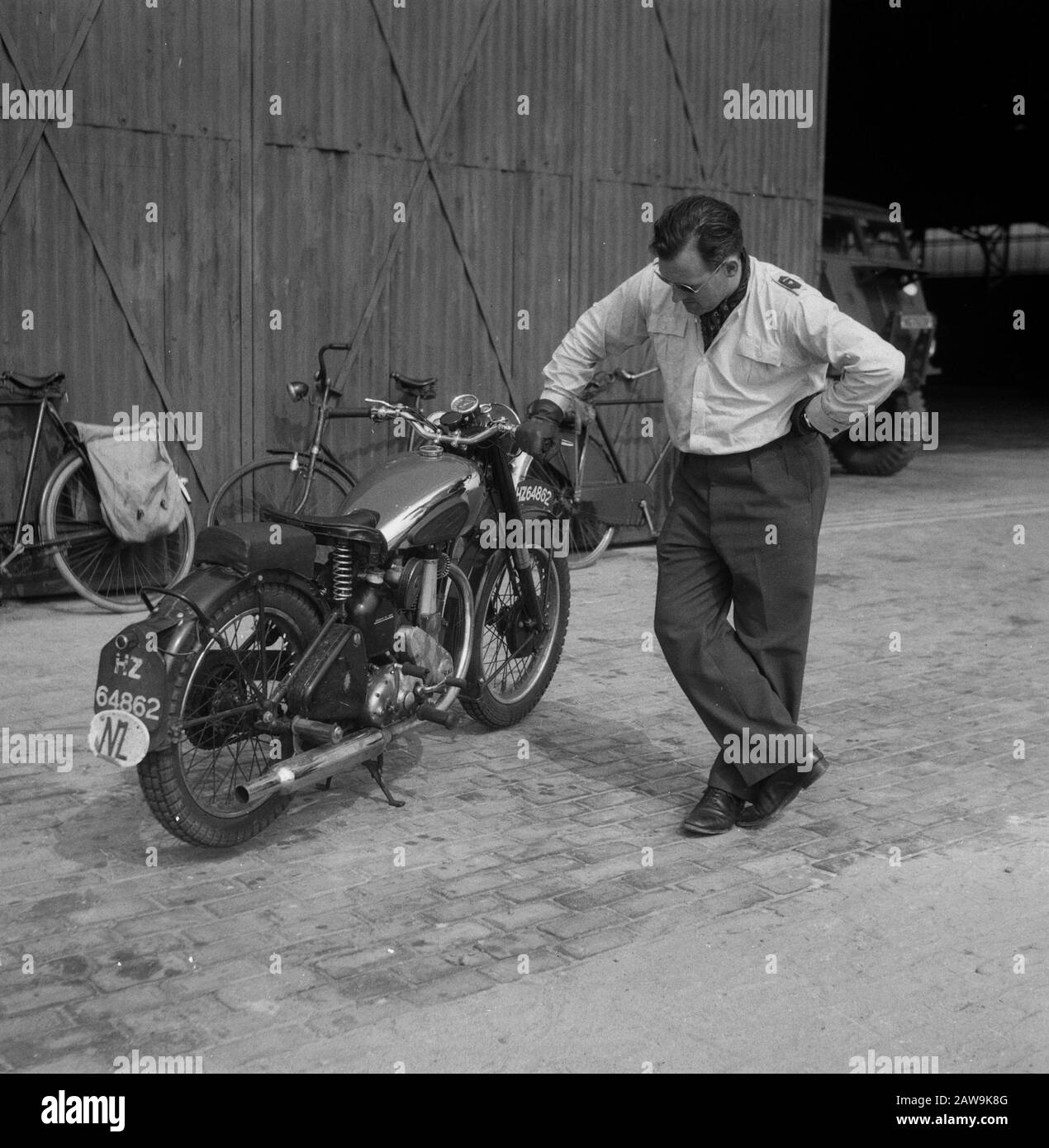 Rekordflug Gloster Meteor über Ameland Anmerkung: Major Jan Flinterman ein Motorrad Datum: 28. August 1949 Standort: Leeuwarden Air Base Schlüsselwörter: Luftfahrt, Motorräder, Piloten Personenname: Flinterman, JL Stockfoto