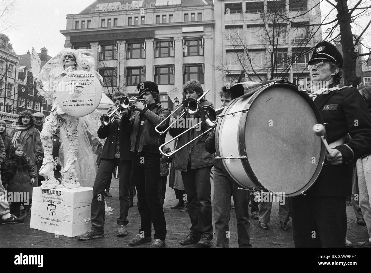 Aufführung eines Orchesters Von Arbeitslosen Bonds auf dem Leidseplein in Amsterdam aus Protest gegen die Vorteile Linker Sympathisant und lebendiges Kunstwerk Fabiola Datum: 26. Februar 1983 Ort: Amsterdam, Nordholland Schlüsselwörter: Aktion, Kürzungen, soziale Dienste, Straßenname: Fabiola Stockfoto