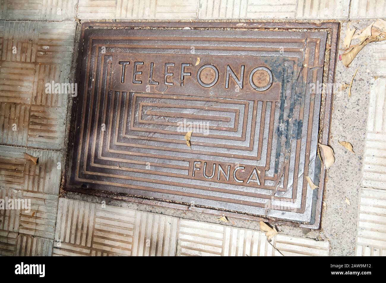 Metall-Telefono-Manhole-Abdeckung auf Teneras, Kanarischen Inseln, Spanien. Stockfoto