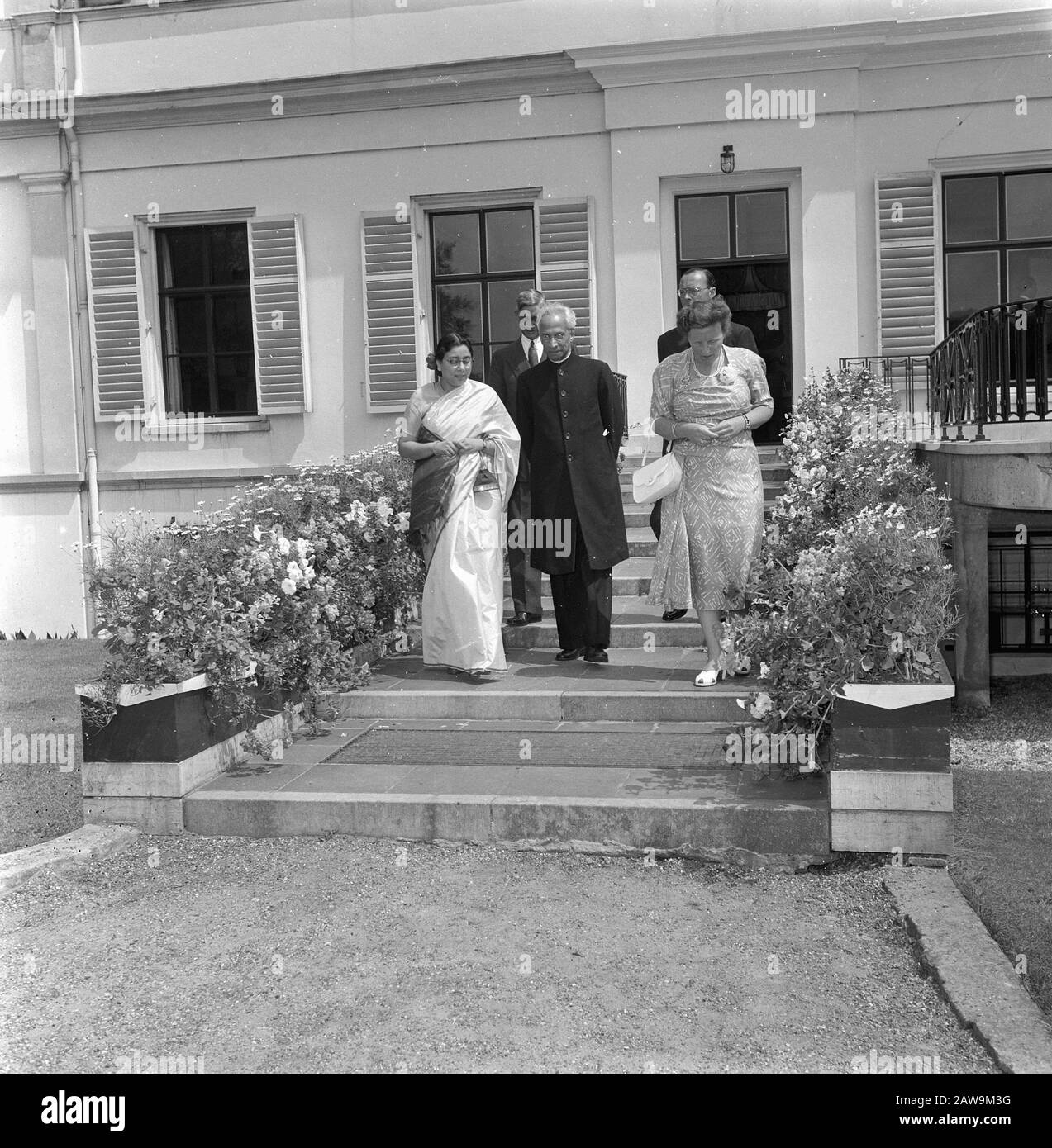 Willkommen Vizepremierminister Sir Radhan Prishaman Indien in Soestdijk Datum: 7. Juli 1953 Ort: Soestdijk Utrechter Schlüsselwörter: Revenue Person Name: Bernhard, Prince, Juliana, Königin: Noske, JD/Anefo Urheberrechtsinhaber: National Archives Material Typ: Negative (schwarz/weiß) Archivnummer: Siehe Zugang 2.24.01.03 Stockfoto