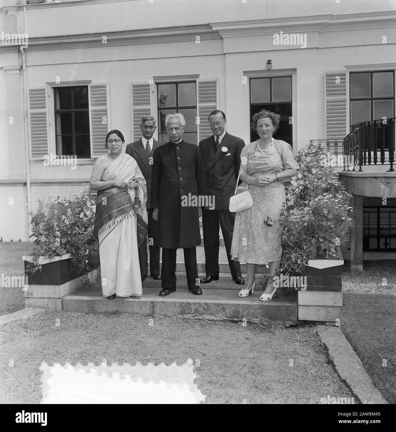 Willkommen Vizepremierminister Sir Radhan Prishaman Indien in Soestdijk Datum: 7. Juli 1953 Ort: Soestdijk Utrechter Schlüsselwörter: Revenue Person Name: Bernhard, Prince, Juliana, Königin: Noske, JD/Anefo Urheberrechtsinhaber: National Archives Material Typ: Negative (schwarz/weiß) Archivnummer: Siehe Zugang 2.24.01.03 Stockfoto