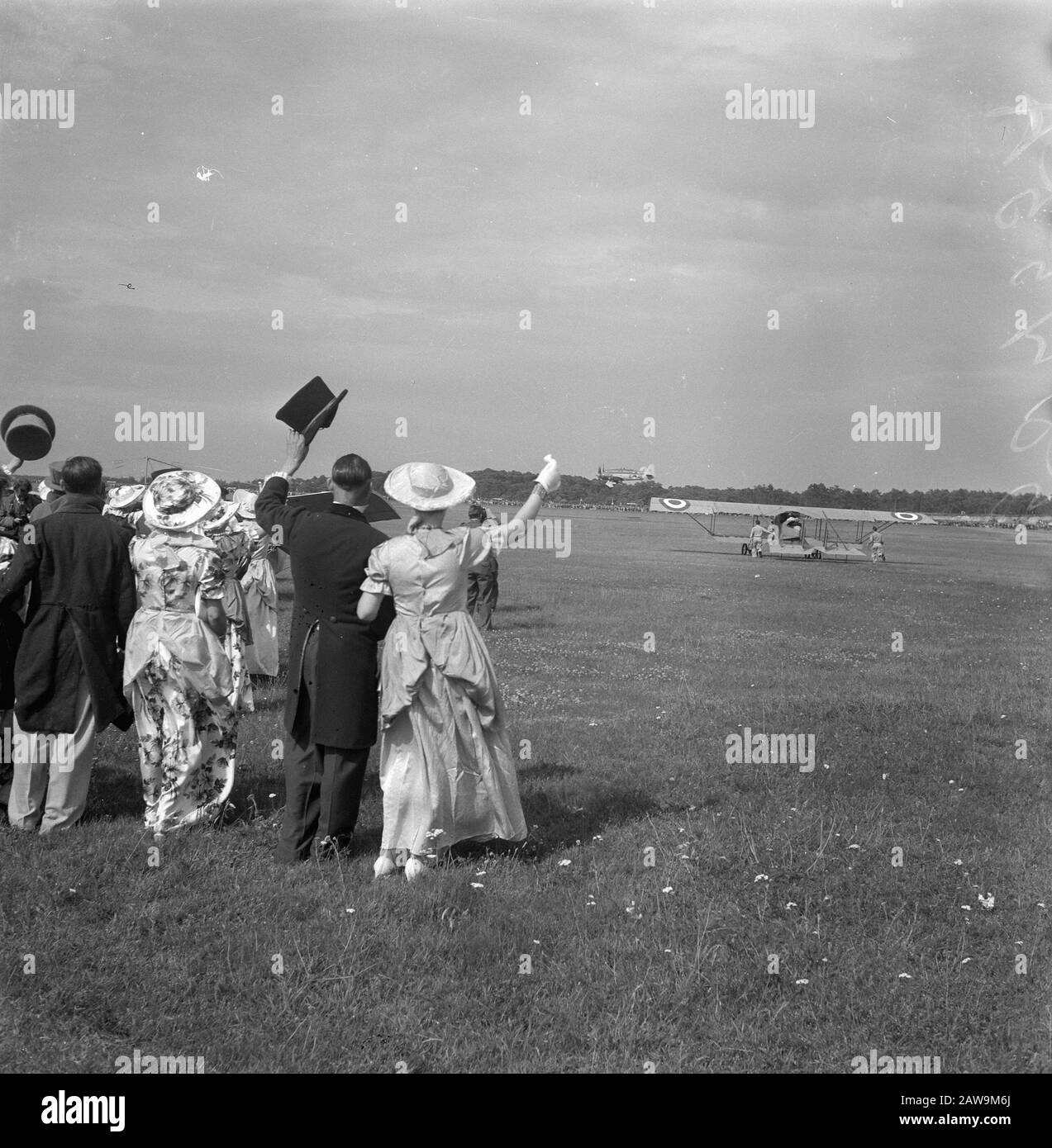 NATO Flying Festival Soesterberg 40 Jahre Military Aviation Nato Flying Festival Soesterberg 40 Jahre Military Aviation. Menschen in der Zeit Kostüm winken am Flugzeug Datum: 18. Juli 1953 Personenname: Bernhard, Prinz, H. M. Königin, Margaret, Prinzessin Stockfoto