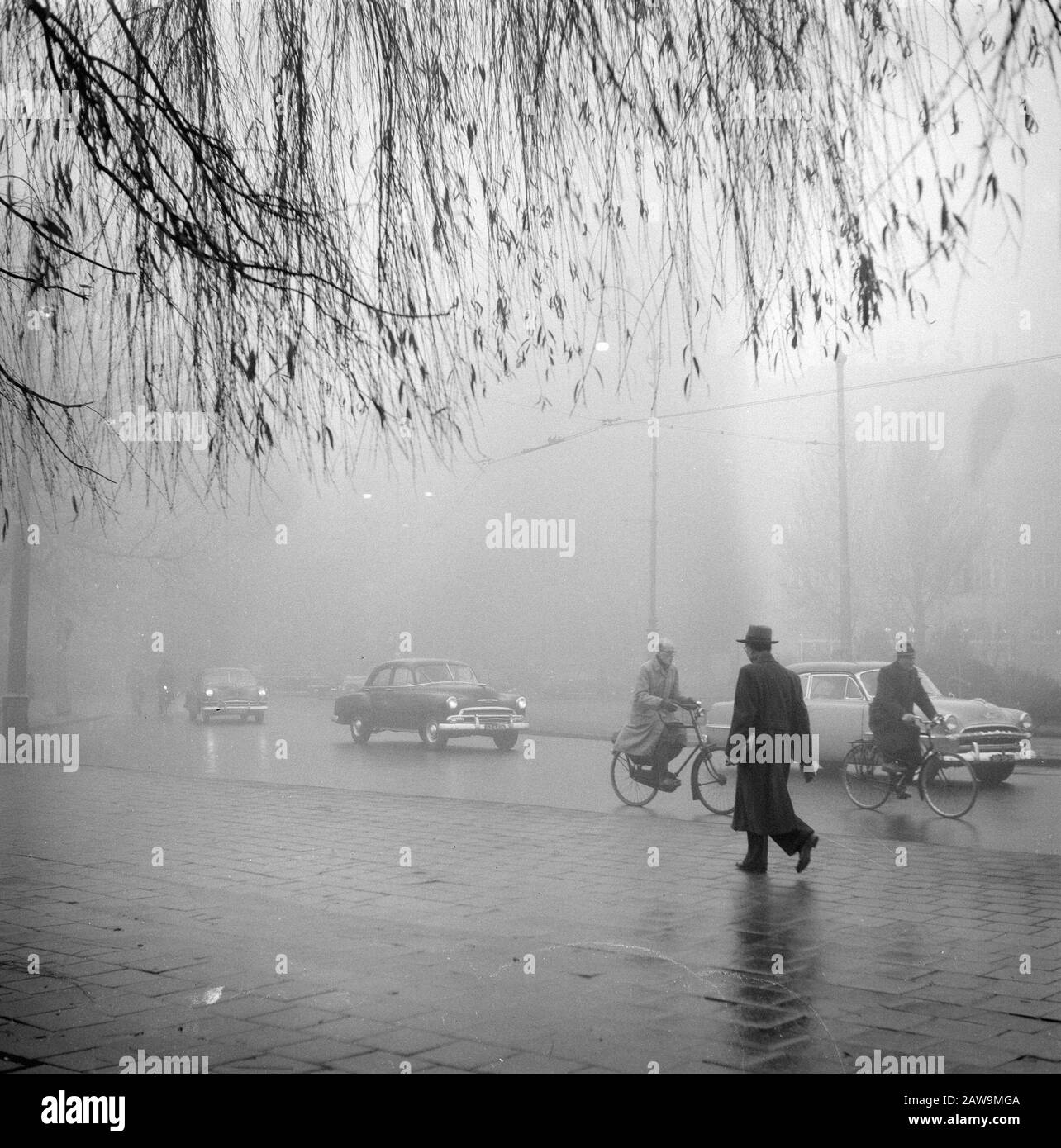 London Fog Leidseplein in Amsterdam Datum: 22. Dezember 1953 Ort: Amsterdam, Noord-Holland Schlagwörter: Nebelperson Name: Leidseplein Stockfoto