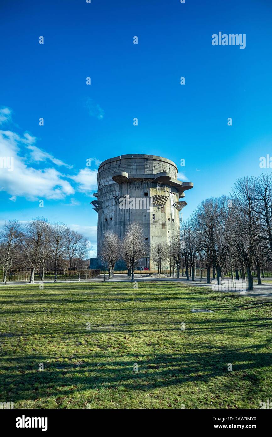 Flakturm im Augarten, errichtet während des Zweiten Weltkriegs. Leopoldstadt, Stadt Wien, Österreich. Stockfoto