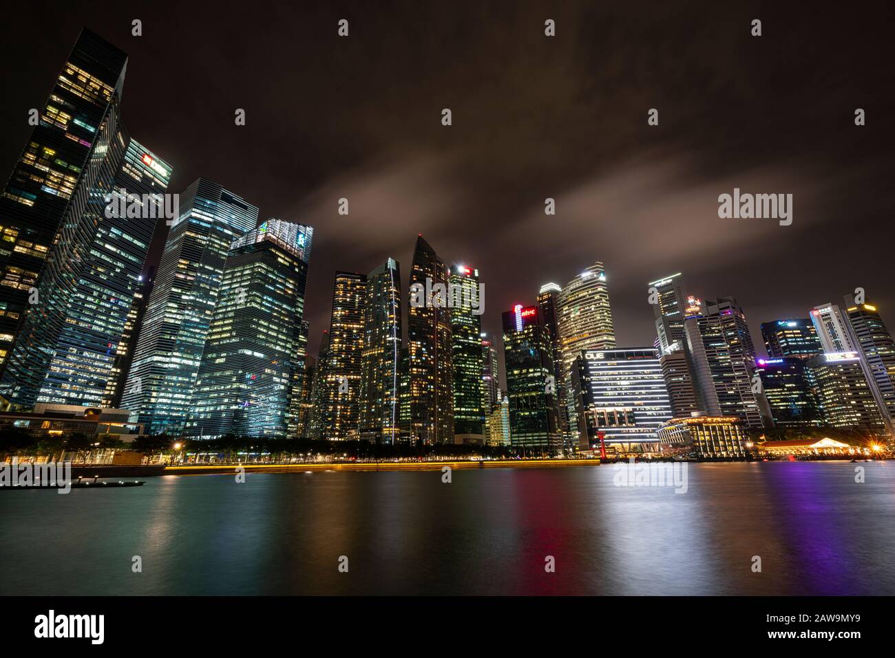 Singapur. Januar 2020. Nachtansicht der Wolkenkratzer von Marina Bay Stockfoto