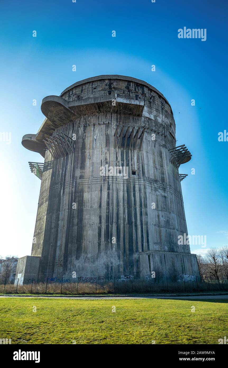 Flakturm im Augarten, errichtet während des Zweiten Weltkriegs. Leopoldstadt, Stadt Wien, Österreich. Stockfoto