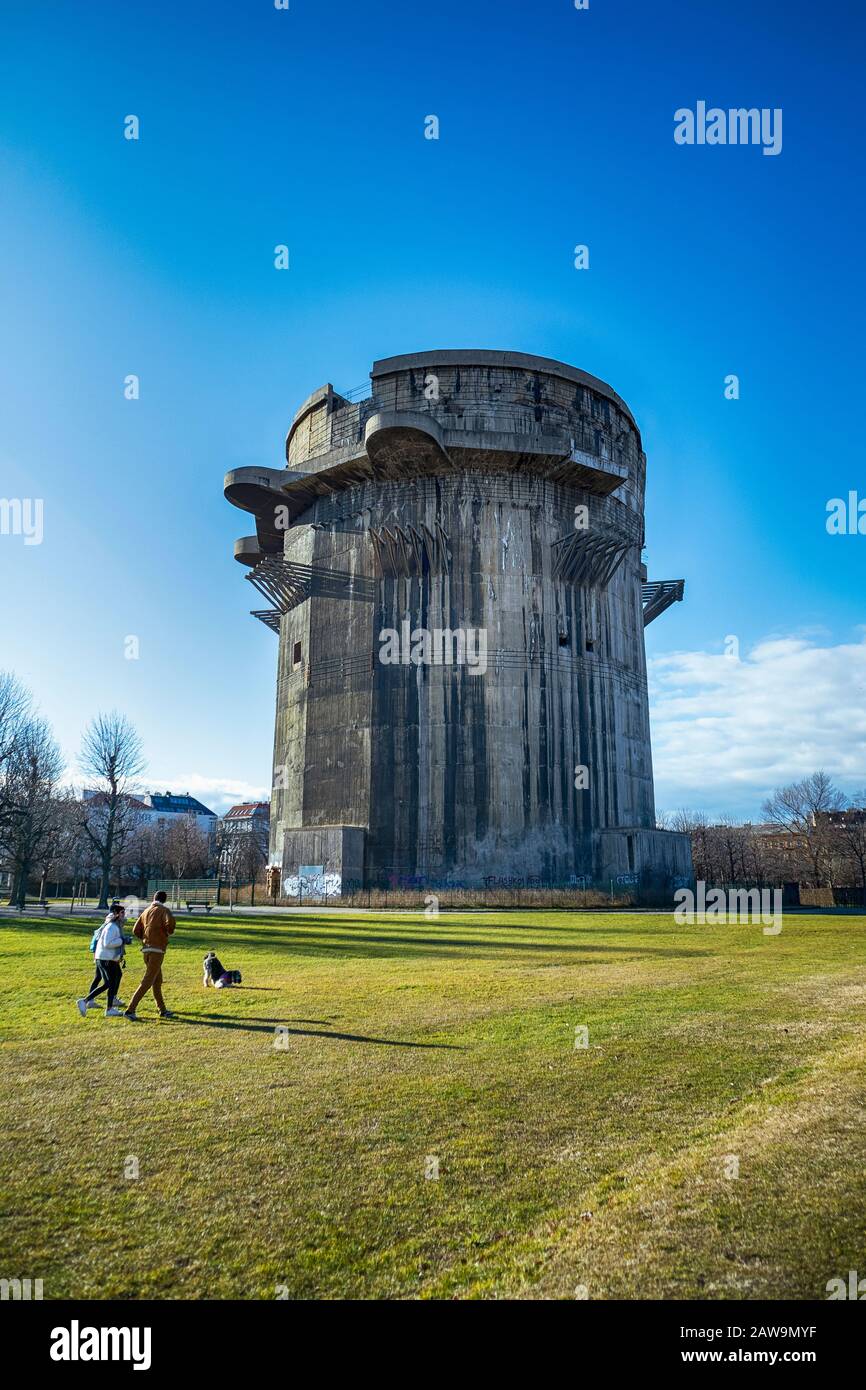 Flakturm im Augarten, errichtet während des Zweiten Weltkriegs. Leopoldstadt, Stadt Wien, Österreich. Stockfoto