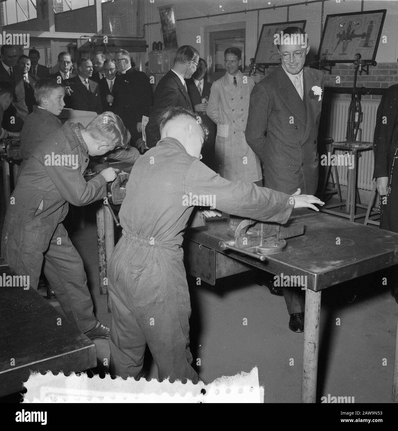 Prinz Bernhard besuchte das Industriegebiet Etten Leur, Handelsschule Datum: 4. Oktober 1955 Standort: Etten-Leur Stichwörter: Industriegebiete Personenname: Bernhard, Fürst Stockfoto