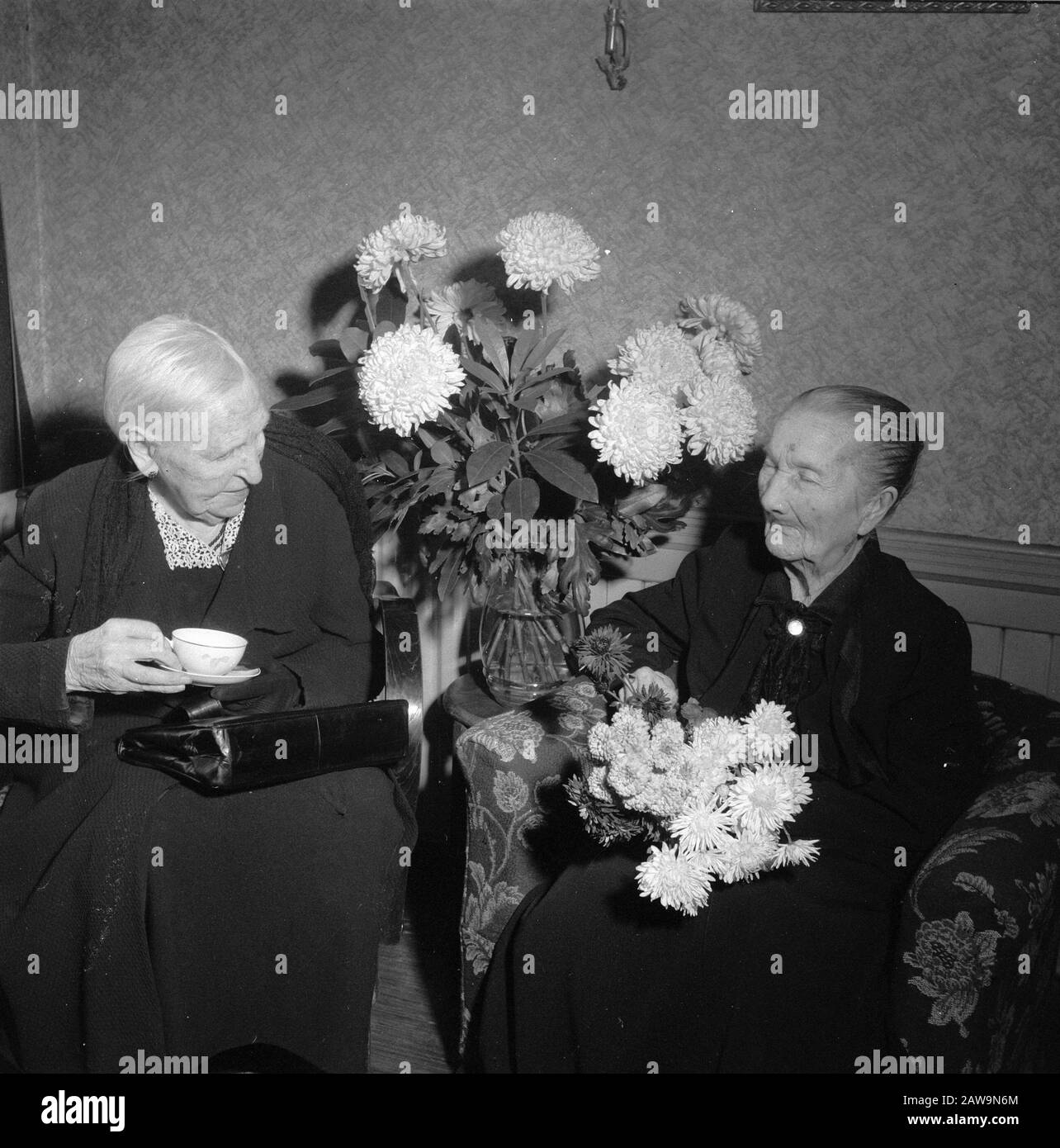 Frau JJ Calonne-Meisher (rechts, 106 Jahre alt) Frau Lammets-Koopman (103 Jahre alt) Datum: 11. November 1955 Ort: Die Haager Schlüsselwörter: Senioren, Frauen, Senioren Stockfoto