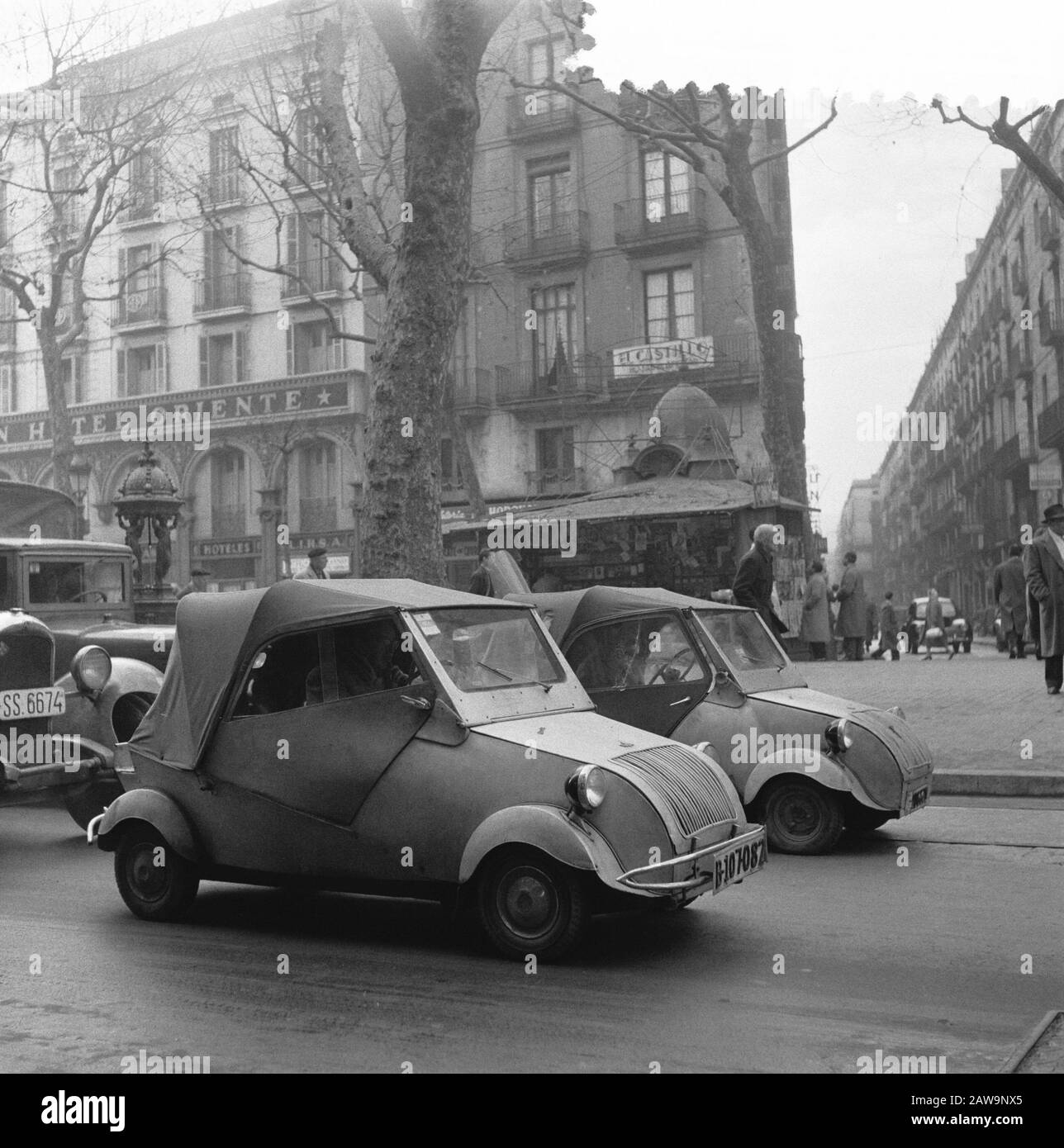 Bilder aus Barcelona [Kleinstwagen Anmerkung: Zwei in Barcelona gefertigte Kleinstwagen der Marke Biscutter Zapatilla Datum: 27. Januar 1957 Standort: Barcelona Stockfoto