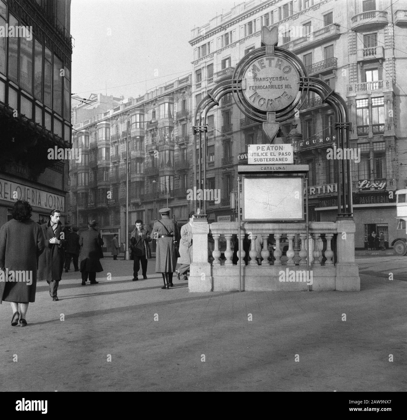 Bilder von Barcelona [U-Bahnhof IIngang Katalonien] Datum: 27. Januar 1957 Ort: Barcelona Stockfoto