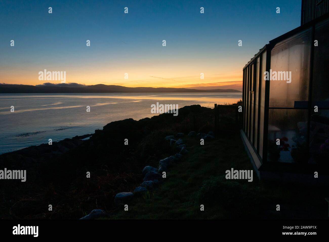 Schottisches Feriendomizil am Meer bei Sonnenaufgang - ein abgelegener Ausflug, Carradale, Argyll, Schottland Stockfoto