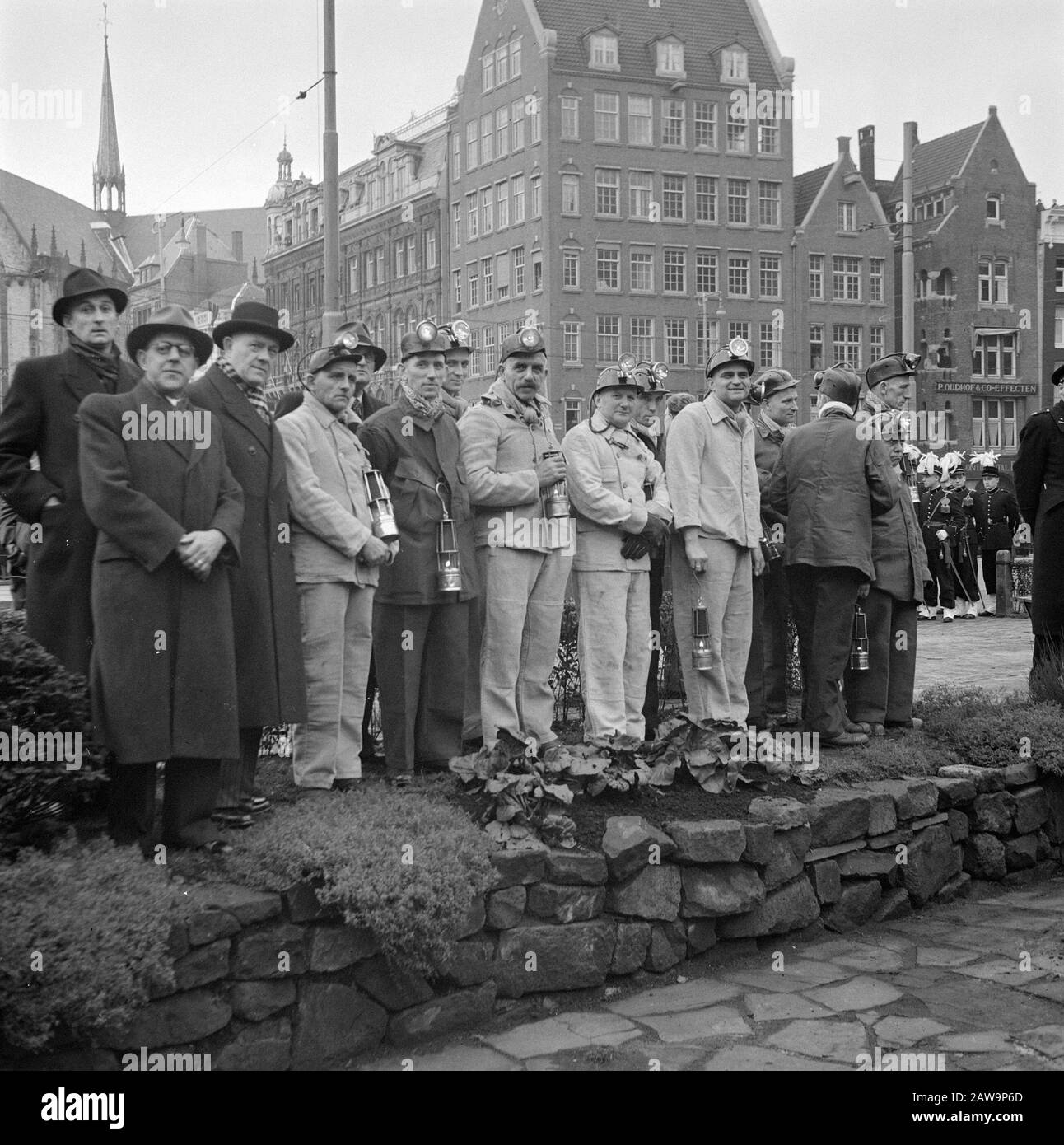 Bergleute auf der Damplantsoen Datum: 13. Dezember 1947 Standort: Amsterdam, Noord-Holland Schlüsselwörter: Kirchen, Bergleute Stockfoto