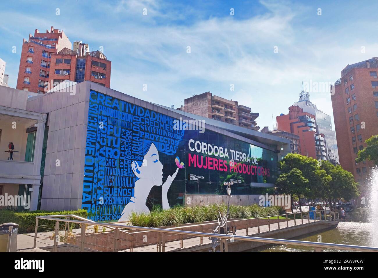 Riesige Werbung auf einem modernen Gebäude im Stadtzentrum von Cordoba, Argentinien, unter einem blauen Himmel, der von weißen Wolken bedeckt ist. Stockfoto