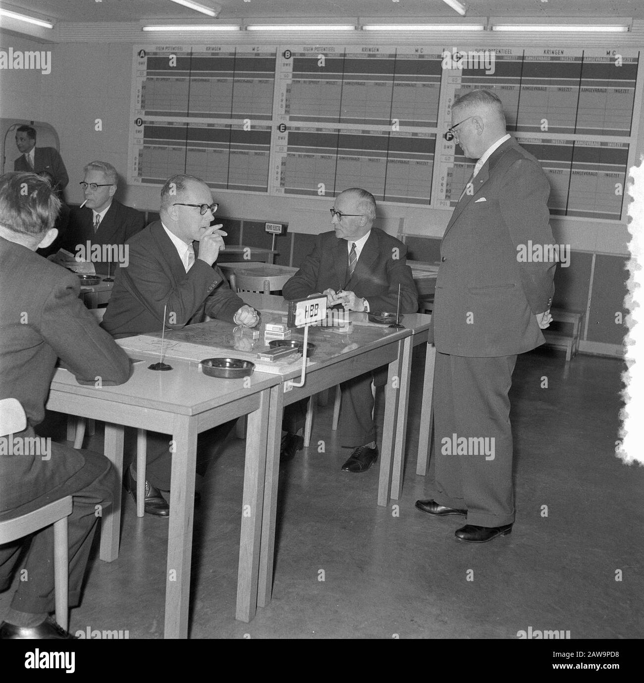 Minister Struijken besucht BB Rotterdam Datum: 6. Februar 1957 Ort: Rotterdam, South Holland Personenname: Struycken, Teun Stockfoto