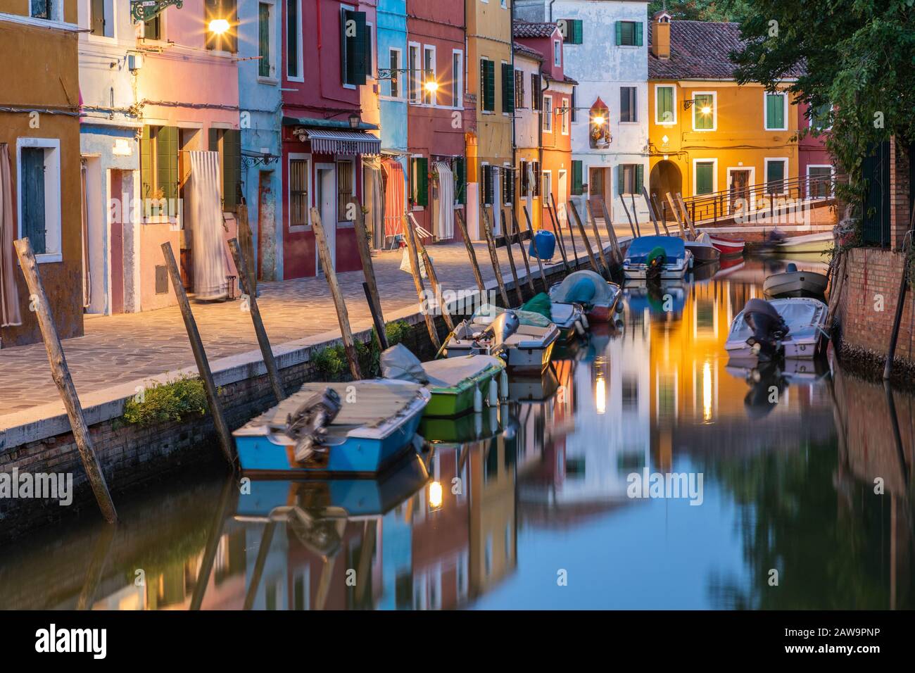 Die bunten Häuser von Burano spiegelten sich in einem der Kanäle, Burano, Venedig, Italien, wider Stockfoto