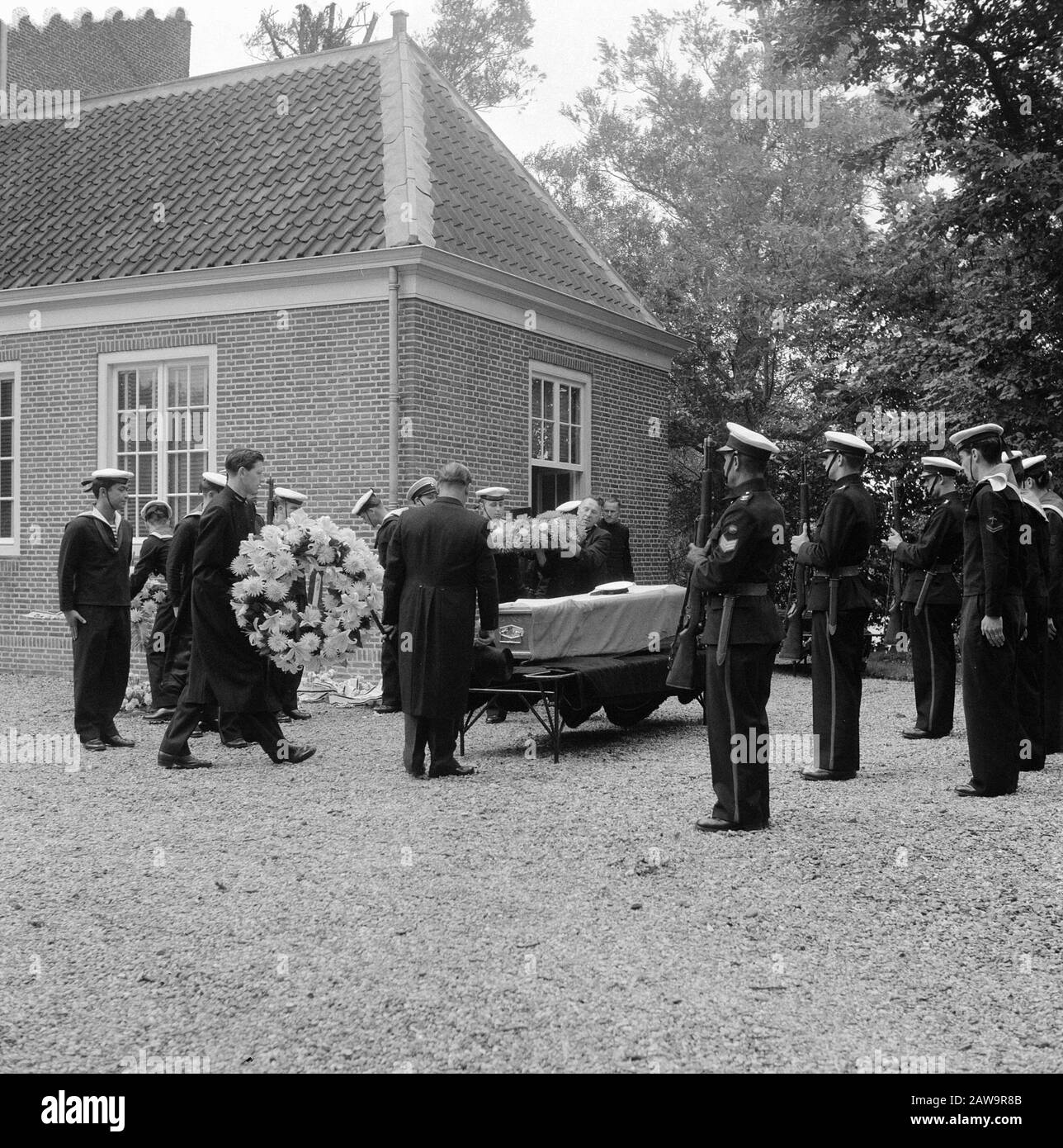 Marvo Beisetzung von Bob Daniel Oomen Oegstgeest. (Geb.30-08-1934). Herr Oomen ist bei kurzer Abreise auf seinem Motorrad auf dem Hemweg Amsterdam (6-08-1957) abgestürzt. Datum: 12. August 1957 Ort: Oegstgeest Schlüsselwörter: Beerdigungen, Name der Person der Soldaten: Bob-daniel Oomen Institution Name: Marvo Stockfoto
