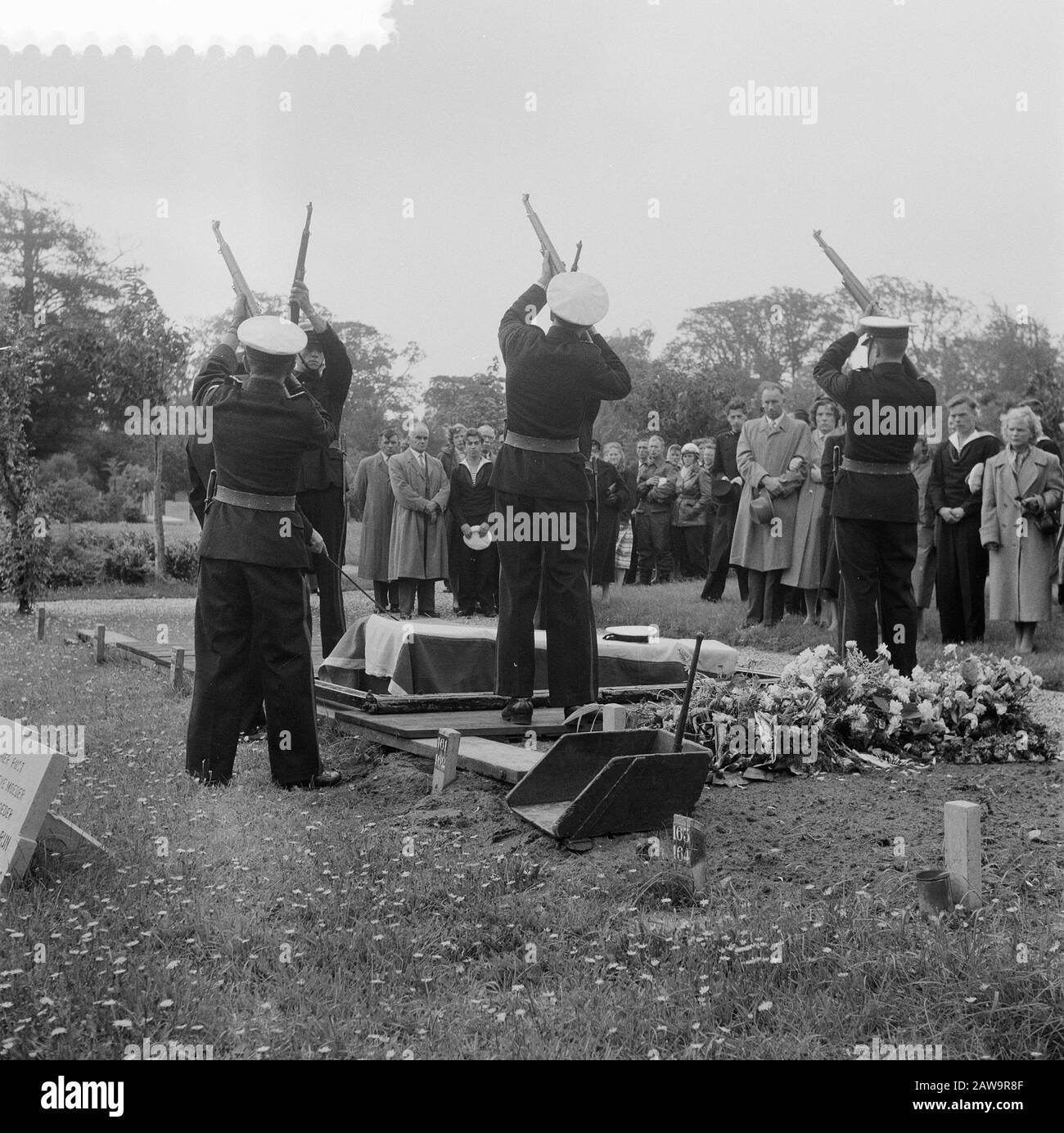 Marvo Beisetzung von Bob Daniel Oomen Oegstgeest. (Geb.30-08-1934). Herr Oomen ist bei kurzer Abreise auf seinem Motorrad auf dem Hemweg Amsterdam (6-08-1957) abgestürzt. Datum: 12. August 1957 Ort: Oegstgeest Schlüsselwörter: Beerdigungen, Name der Person der Soldaten: Bob-daniel Oomen Institution Name: Marvo Stockfoto