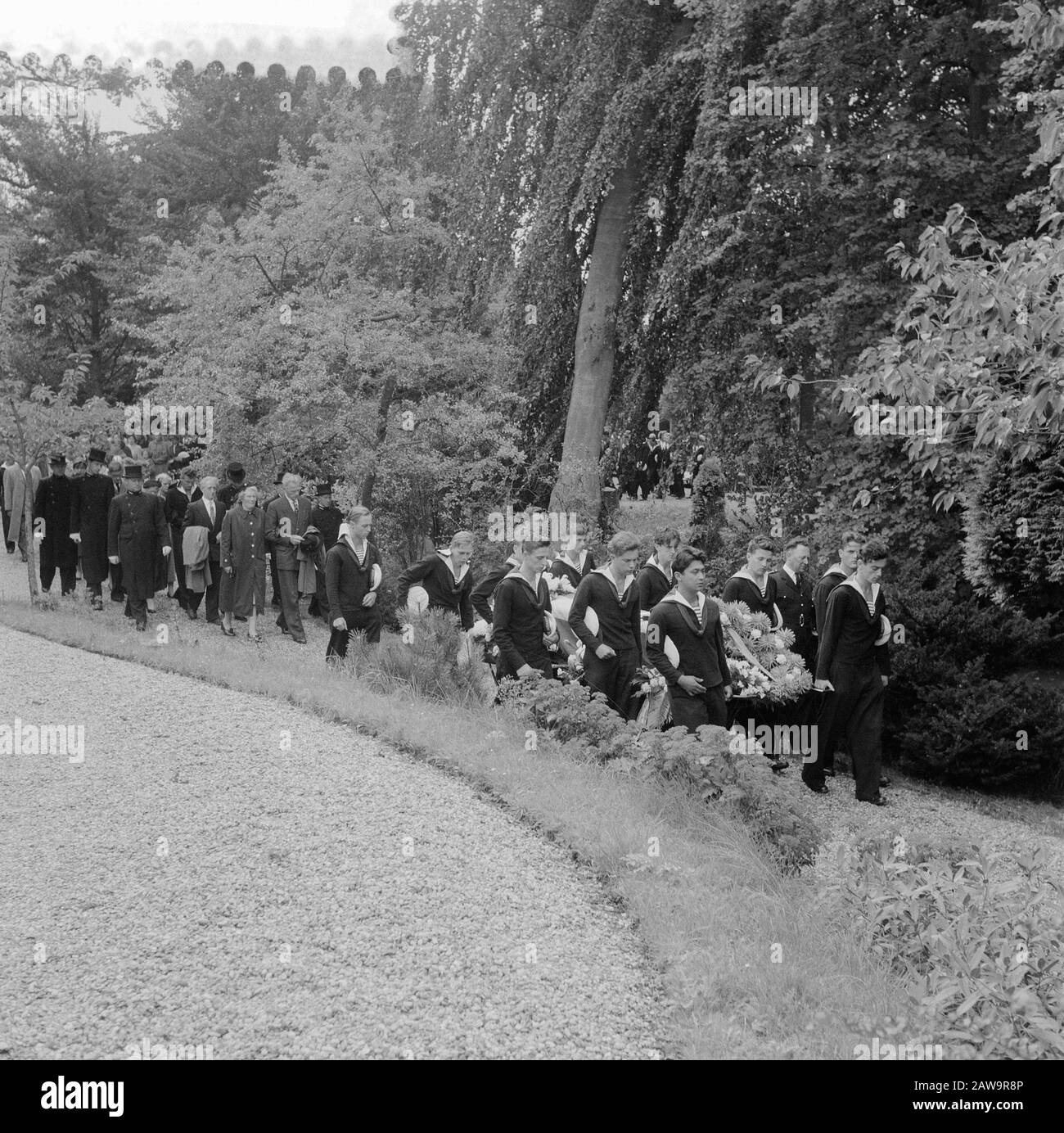 Marvo Beisetzung von Bob Daniel Oomen Oegstgeest. (Geb.30-08-1934). Herr Oomen ist bei kurzer Abreise auf seinem Motorrad auf dem Hemweg Amsterdam (6-08-1957) abgestürzt. Datum: 12. August 1957 Ort: Oegstgeest Schlüsselwörter: Beerdigungen, Name der Person der Soldaten: Bob-daniel Oomen Institution Name: Marvo Stockfoto