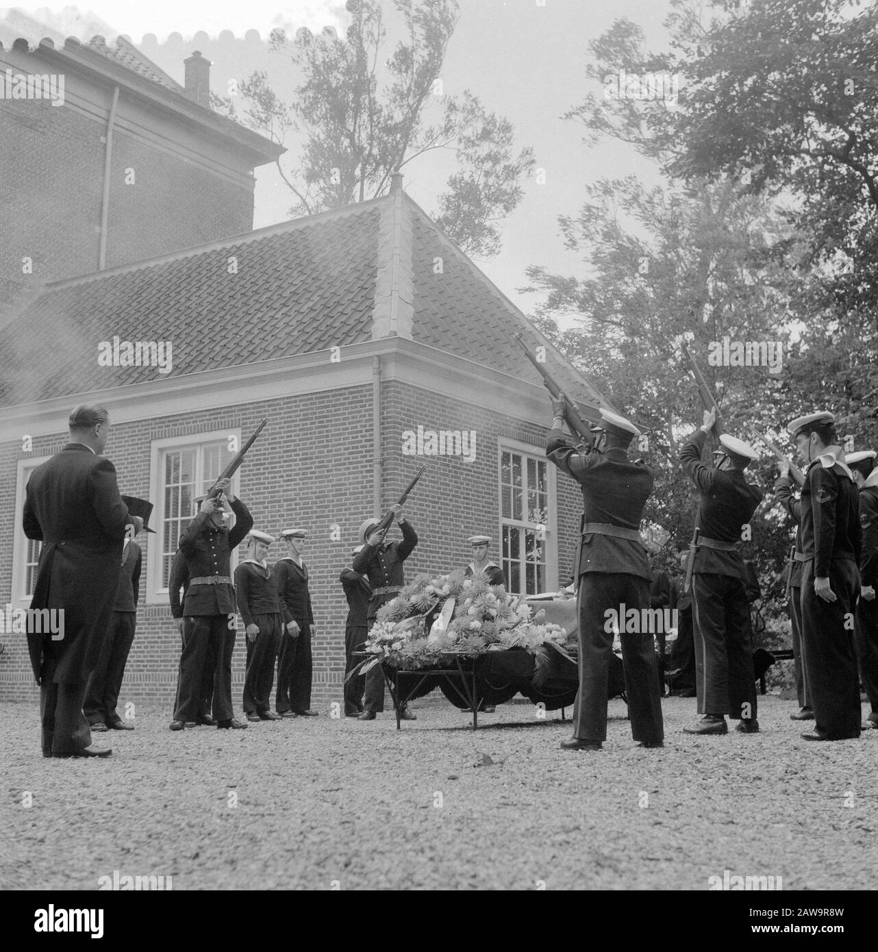 Marvo Beisetzung von Bob Daniel Oomen Oegstgeest. (Geb.30-08-1934). Herr Oomen ist bei kurzer Abreise auf seinem Motorrad auf dem Hemweg Amsterdam (6-08-1957) abgestürzt. Datum: 12. August 1957 Ort: Oegstgeest Schlüsselwörter: Beerdigungen, Soldaten, Gewehr salute Person Name: Bob-daniel Oomen Institution Name: Marvo Stockfoto