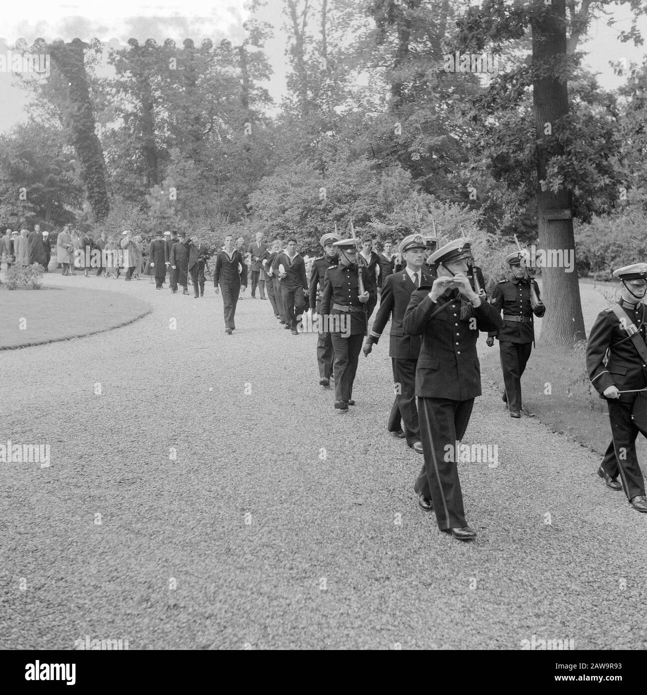 Marvo Beisetzung von Bob Daniel Oomen Oegstgeest. (Geb.30-08-1934). Herr Oomen ist bei kurzer Abreise auf seinem Motorrad auf dem Hemweg Amsterdam (6-08-1957) abgestürzt. Datum: 12. August 1957 Ort: Oegstgeest Schlüsselwörter: Beerdigungen, Name der Person der Soldaten: Bob-daniel Oomen Institution Name: Marvo Stockfoto