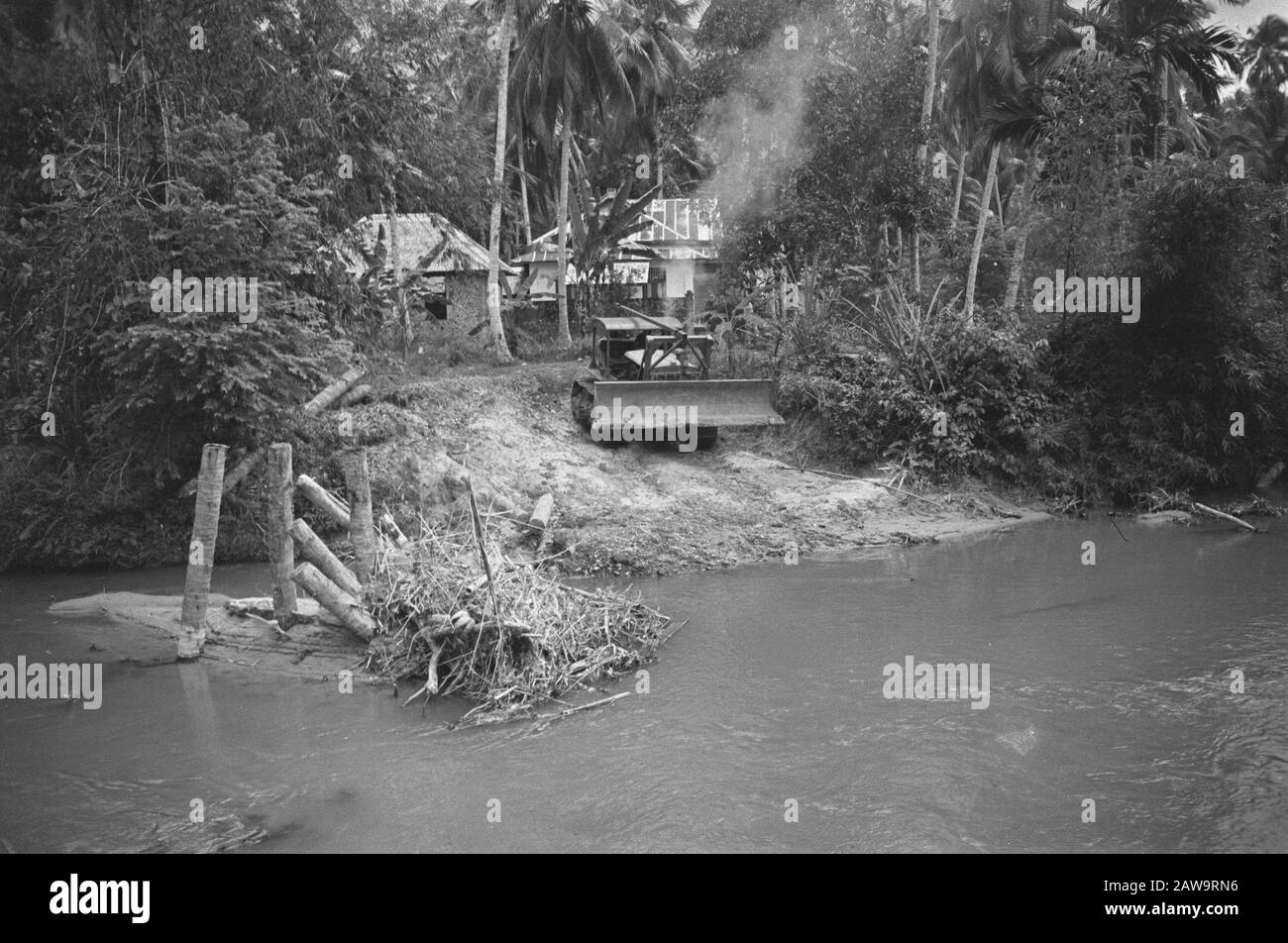 Padang Loeboek Aloeng. Eine Raupe - wurde von einigen Fachhänden wiederhergestellt und fahrtüchtig gemacht - verließ die TNI. Da das Ding nicht auf der Brücke möglich ist, ist es das Flussdatum: 1947 Ort: Indonesien, Niederländisch-Ostindien, Sumatra Stockfoto