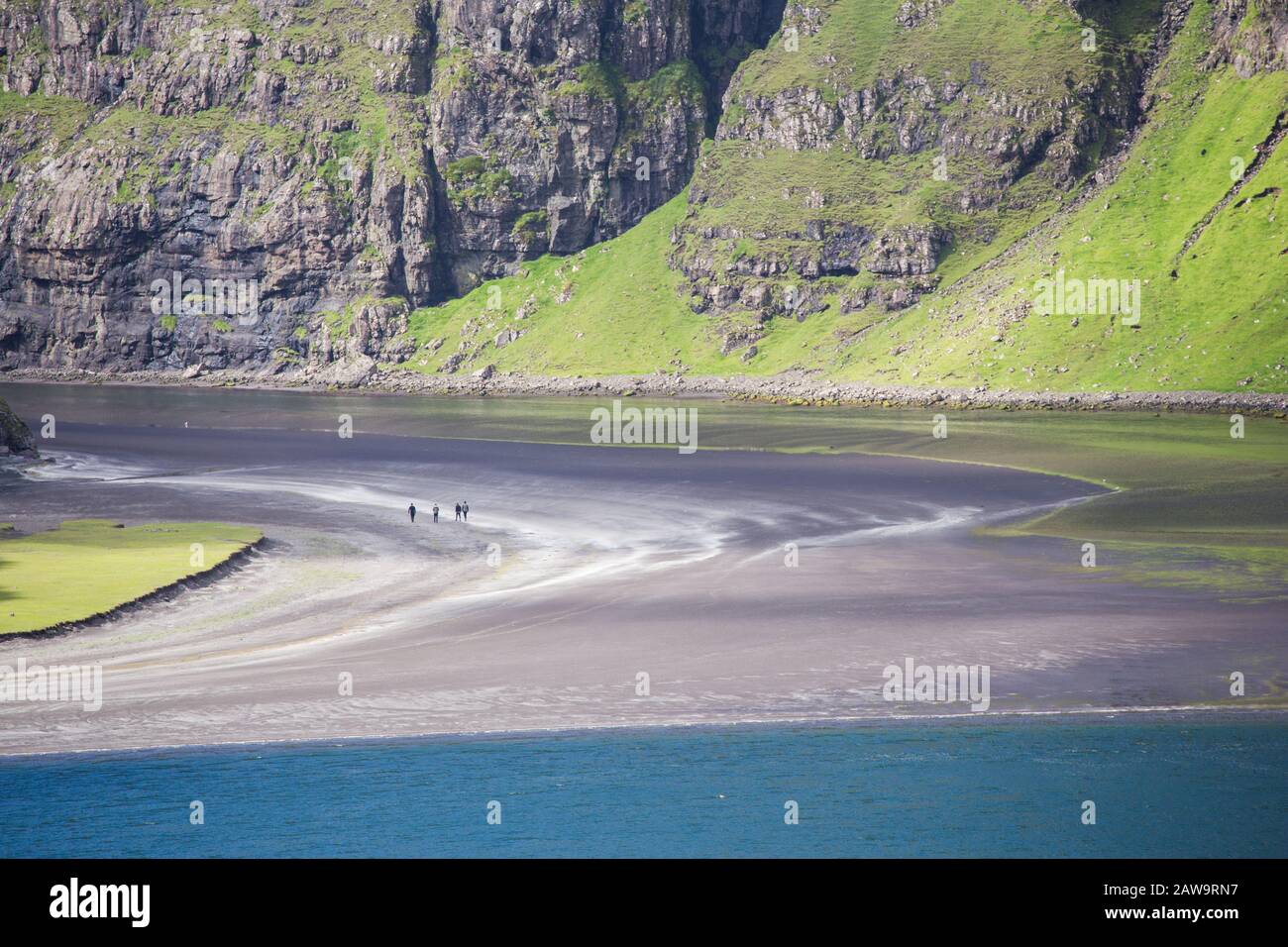 Die Menschen wandern auf dem Lavabeach von Saksun, Streymoy Island, den Färöern Stockfoto