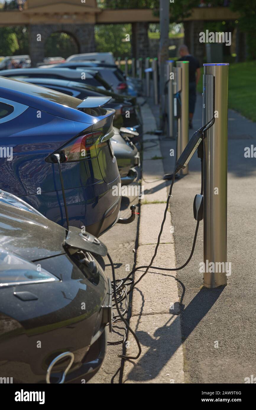 Oslo, NORWEGEN - 27. MAI 2017: Aufladen eines Elektroautos im öffentlichen Bahnhof an der Straße in Oslo Norwegen. Stockfoto