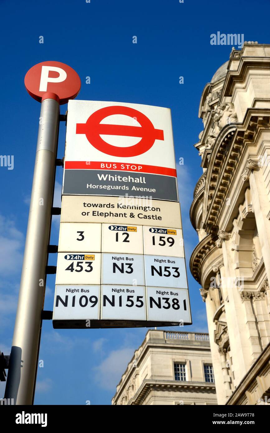 London, England, Großbritannien. Bushaltestelle in Whitehall mit den Routen Stockfoto