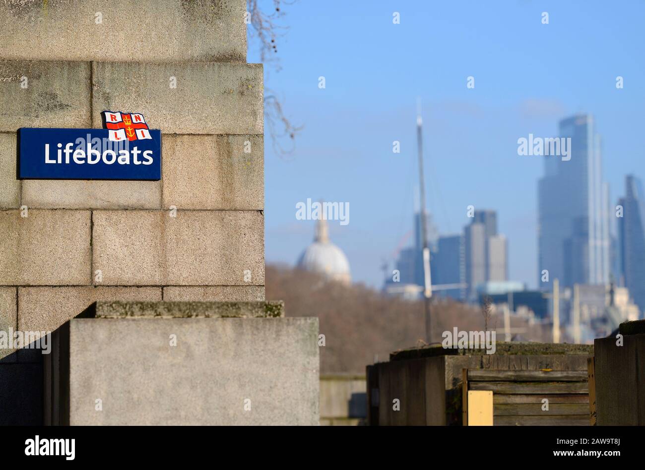 London, England, Großbritannien. RNLI Tower Rettungsbootstation an der Waterloo Bridge Stockfoto