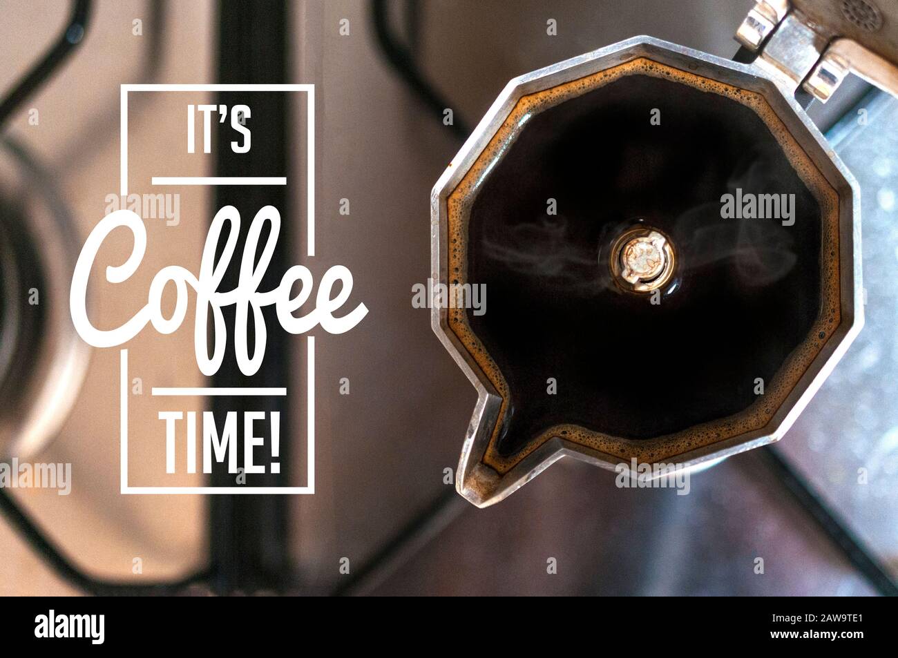 Das Konzept der Kaffeezeit: Ein Moka-Topf voller frischen Kaffee auf dem Küchenherd Stockfoto