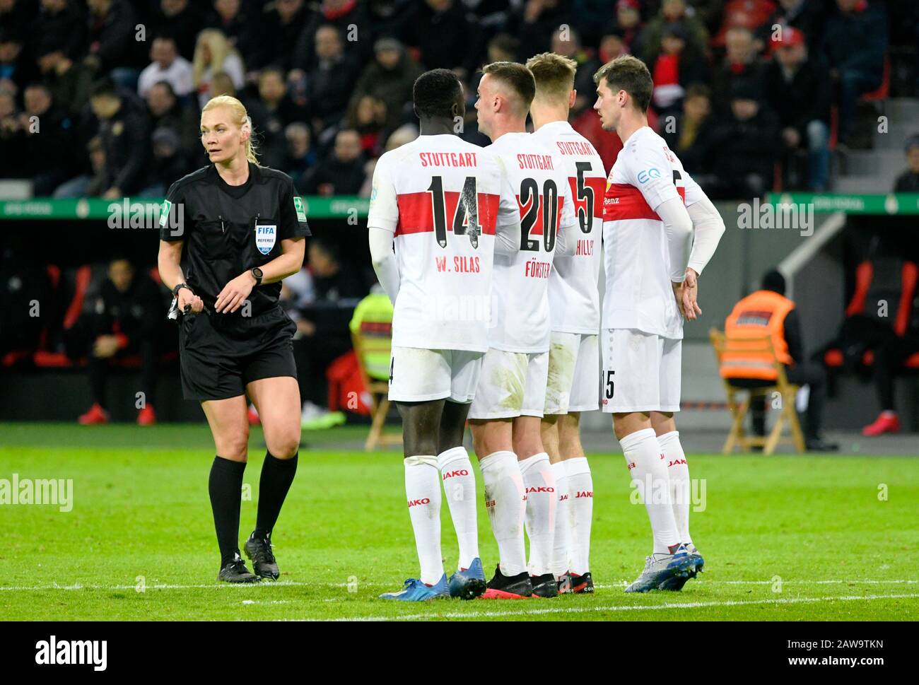 BayArena Leverkusen Deutschland, 5.2.2020, deutsche Fußball-Pokalsaison 2019/20 Runde 16, Bayer 04 Leverkusen (B04) gegen VfB Stuttgart (VFB): Referee Bibiana Steinhaus und die Verteidiger Wand    DFB-VORSCHRIFTEN VERBIETEN DIE VERWENDUNG VON FOTOS ALS BILDSEQUENZEN UND/ODER QUASI-VIDEO Stockfoto