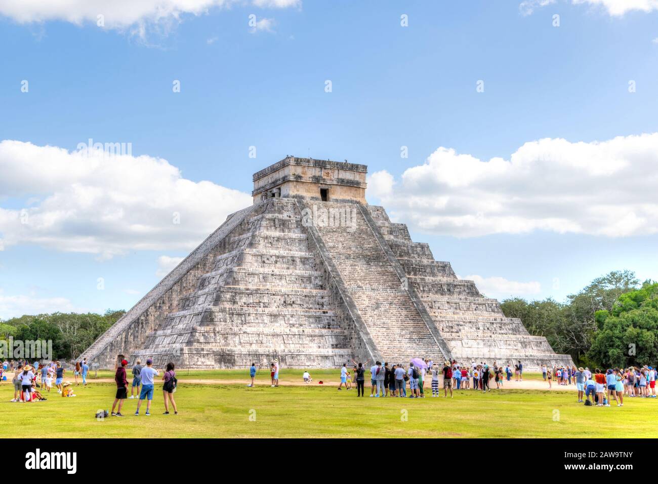 Unidentifizierbare Touristen im Tempel der Kukulkan-Pyramide in Chichen Itza, einer der größten Städte der alten Maya, die von Archäologen in Yuca entdeckt wurden Stockfoto