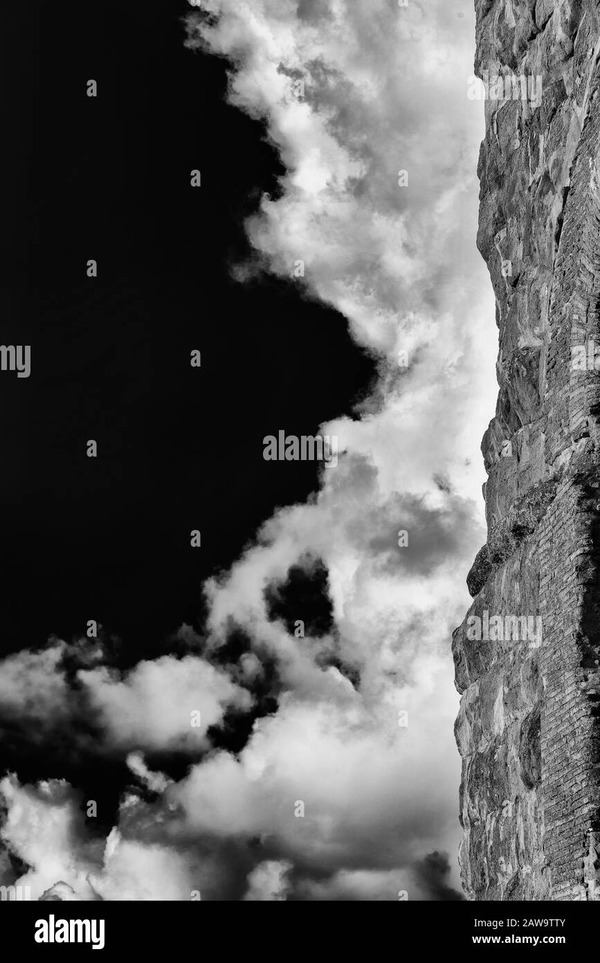Alte römische Mauer mit Wolken als Hintergrund (Schwarzweiß mit Kopierraum) Stockfoto Alte römische Mauer mit Wolken als Hintergrund (Schwarzweiß mit Kopierraum) Stockfoto