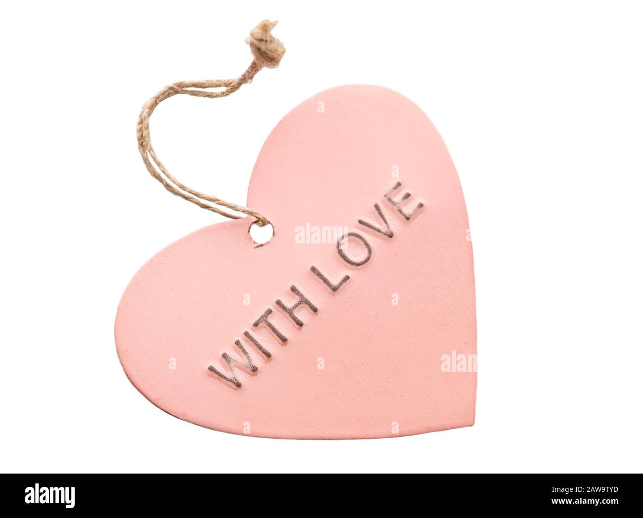 Rosa Herzform Mit Love Geschenkanhänger auf weißem Hintergrund Stockfoto