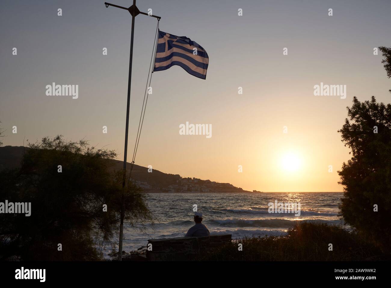 Beobachten Sie den Sonnenuntergang auf der griechischen Insel Ikaria, in der Nähe des Dorfes Armenistis. Stockfoto