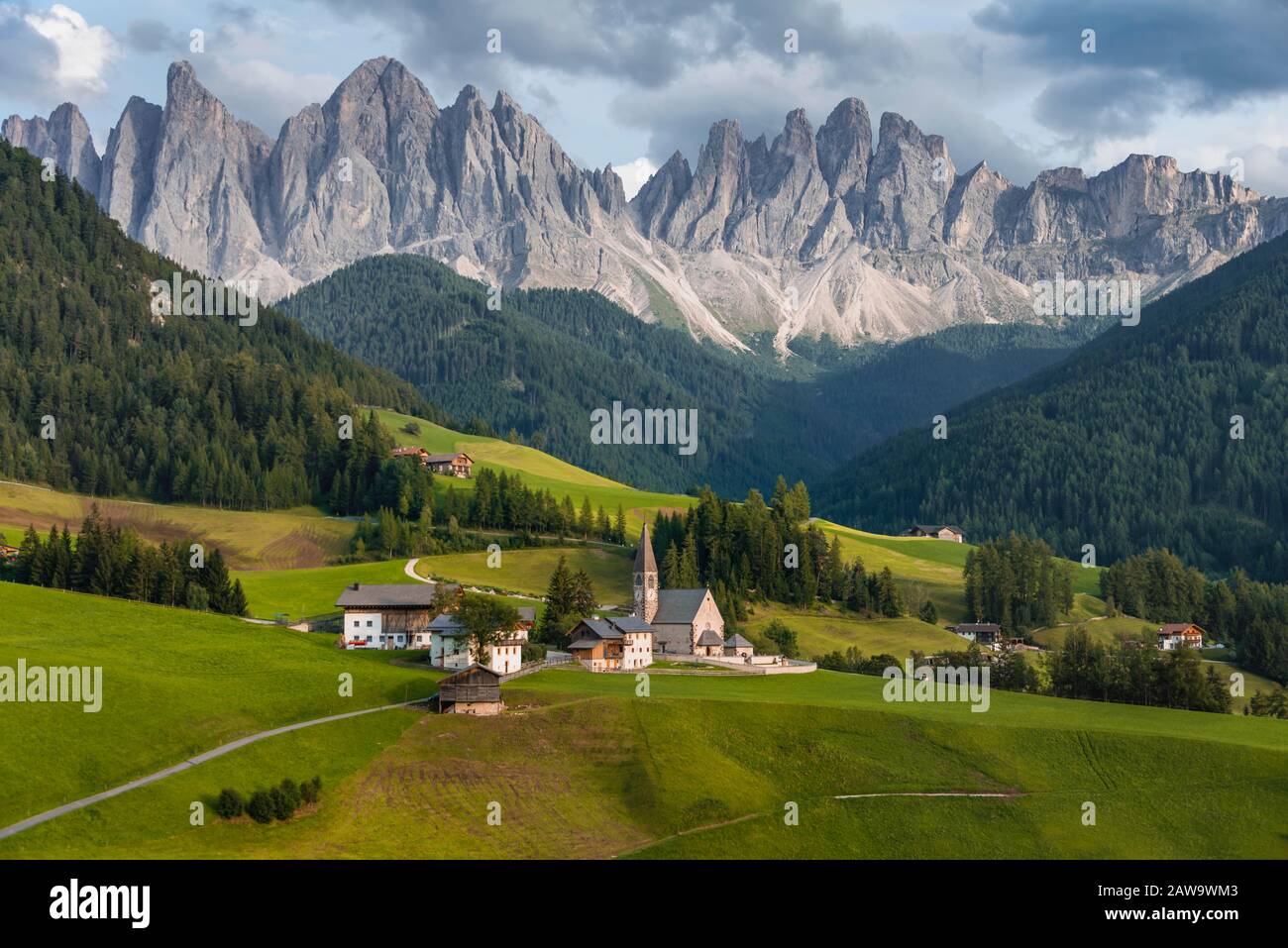 Kirche St. Magdalena, Villnoesstal, hinten Geislergruppe mit Sass Rigais, St. Magdalena, Bolzano, Südtirol, Italien Stockfoto