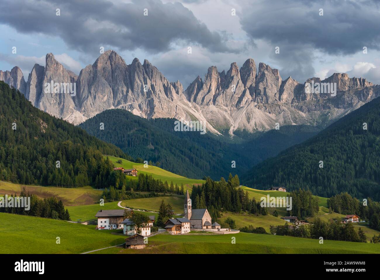 Kirche St. Magdalena, Villnoesstal, hinten Geislergruppe mit Sass Rigais, St. Magdalena, Bolzano, Südtirol, Italien Stockfoto