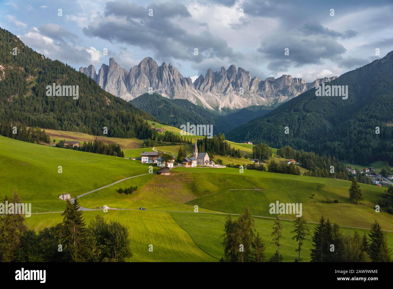 Kirche St. Magdalena, Villnoesstal, hinten Geislergruppe mit Sass Rigais, St. Magdalena, Bolzano, Südtirol, Italien Stockfoto
