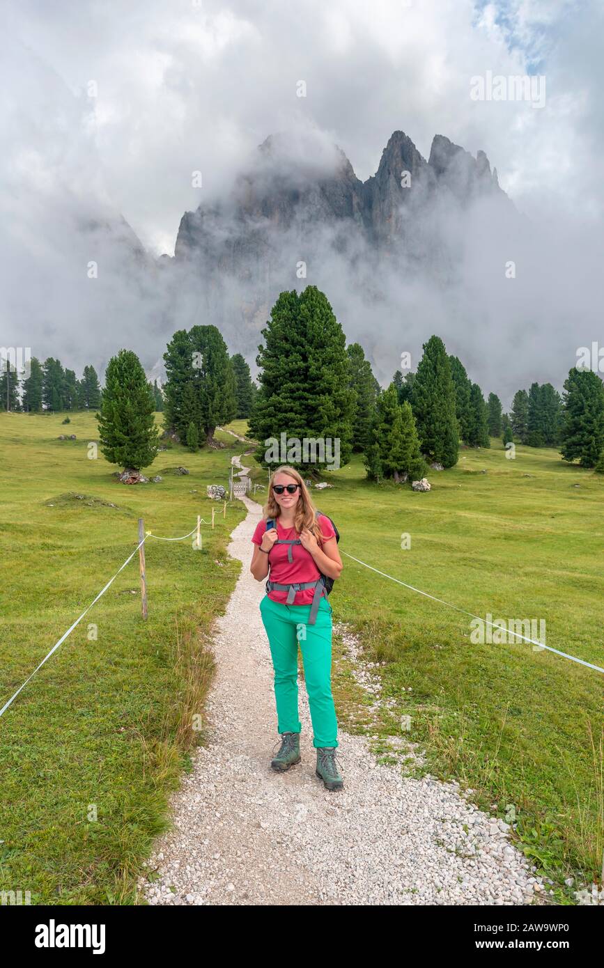 Junge Frau, Wanderer auf einem Wanderweg, im Rücken Sass Rigais, Parco Naturale Puez Odle, Südtirol, Italien Stockfoto