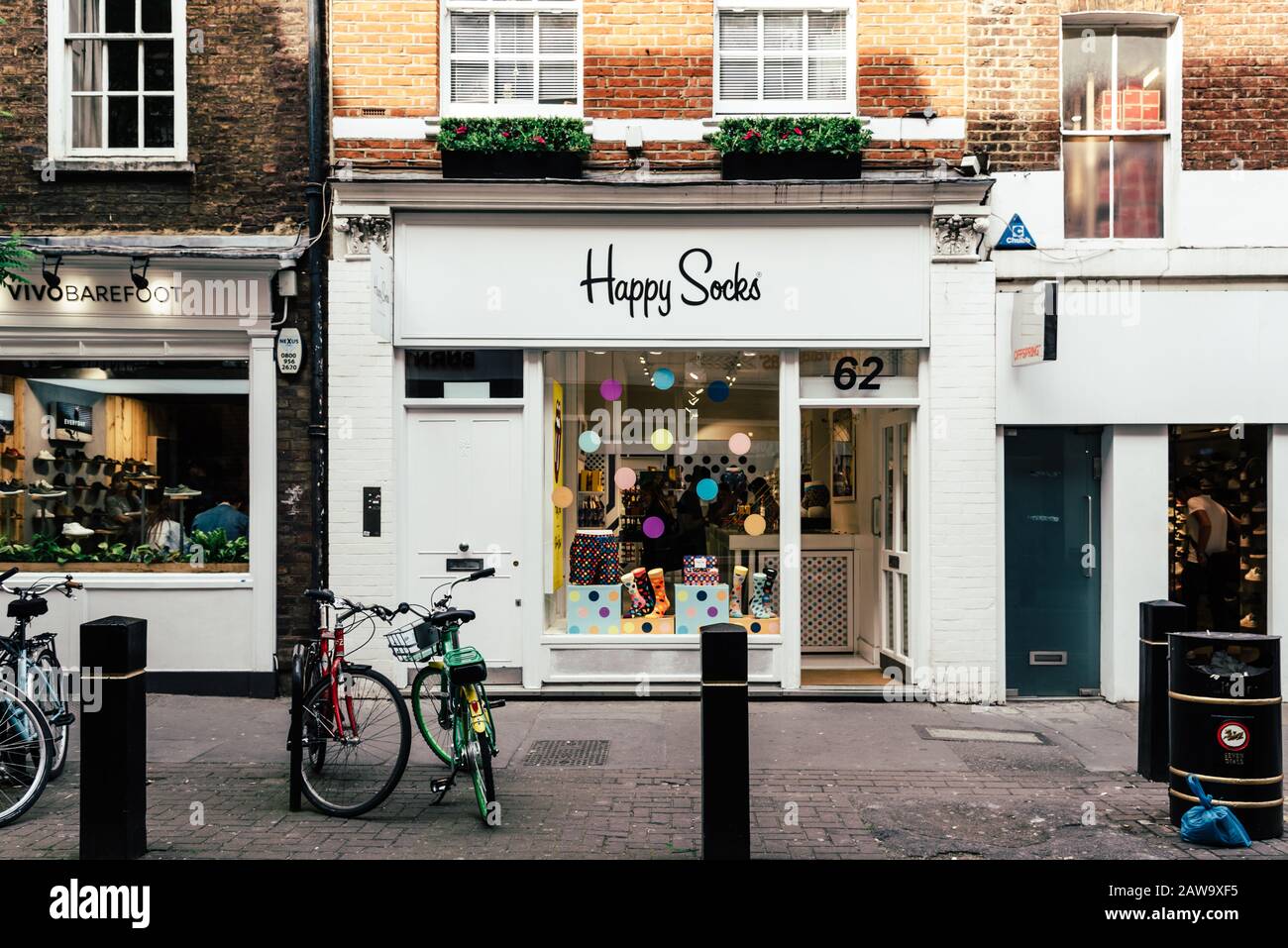 London, Großbritannien - 15. Mai 2019: Happy Socks Mode-Schaufenster in der  Neal Street in Seven Dials, Covent Garden. Das Hotel befindet sich im  Londoner West End und ist bekannt Stockfotografie - Alamy