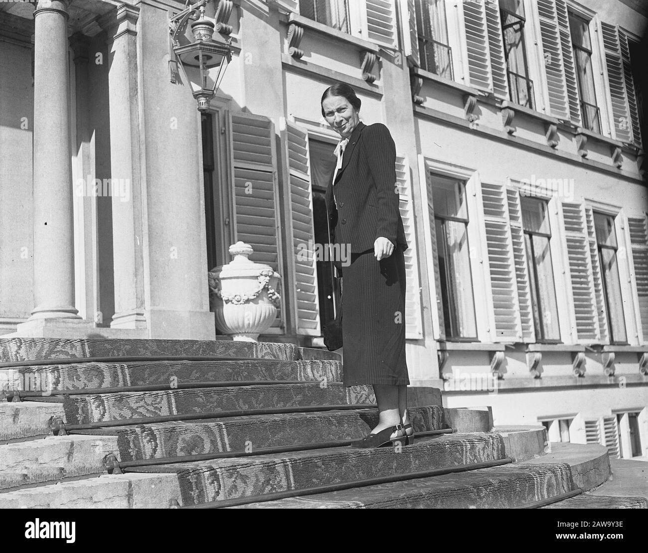 Empfangen Sie neue Minister, die von Königin Juliana schwängern. Frau M.A. Telegen, Leiterin des Büros der Königin Datum: 2. September 1952 Ort: Soestdijk Utrechter Schlüsselwörter: Beamte, Vereidigung, Schränke, Porträts Personenname: Büro der Königin, Telegen MA Stockfoto