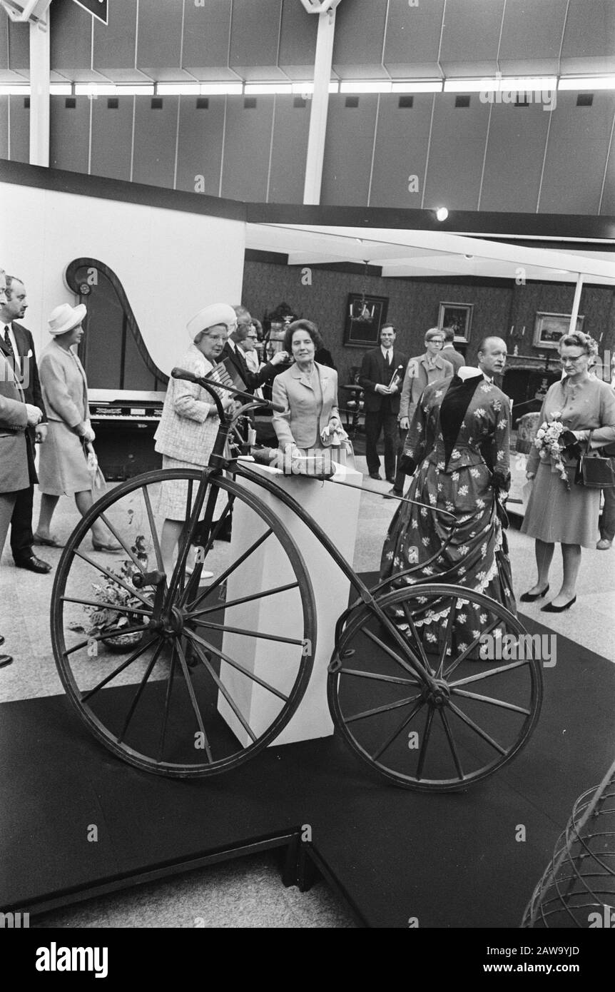 Ausstellung Muse Wohnung in Prinzessin Irenehal Utrechter Königin Juliana und (ganz rechts) Ministerin ms. DR. M.A.M. Klompé in einer Position Datum: 19. Juni 1969 Ort: Utrechter (prov), Utrechter (City) Schlüsselwörter: Queens, Minister, Stände, Ausstellungen Personenname: Juliana (Königin Niederlande), Juliana, Königin, Klompé, M.A.M. Stockfoto
