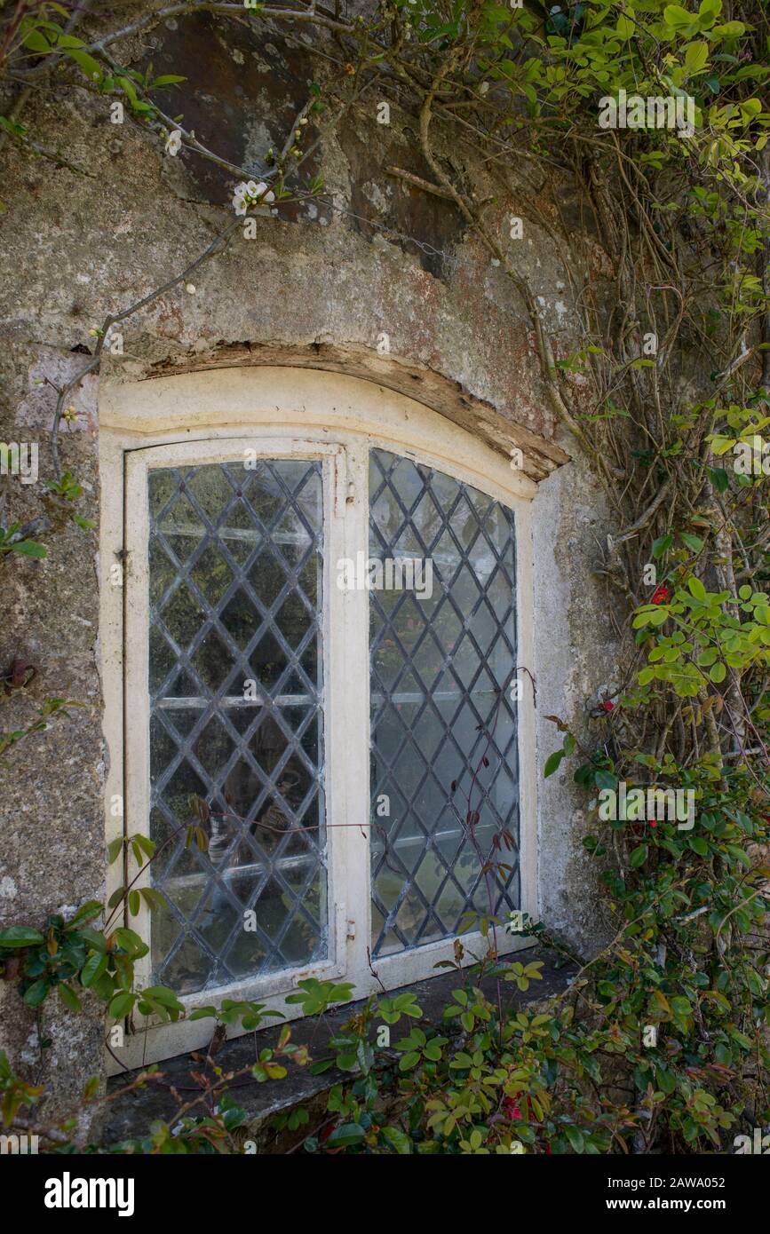 Altes Hüttenfenster mit Bleileuchten Stockfoto