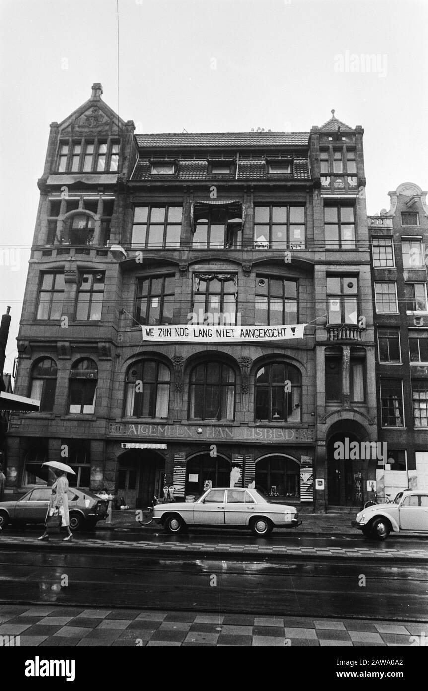 Squat, das ehemalige Gebäude des NRC Handelsblad in Amsterdam, mit der façade A Bannerlesung, sind wir weit gekauft Datum: 10. Juli 1980 Standort Amsterdam, Noord-Holland Schlüsselwörter: Gebäude, Hausbesetzer, Hausbesetzer, Banner Stockfoto