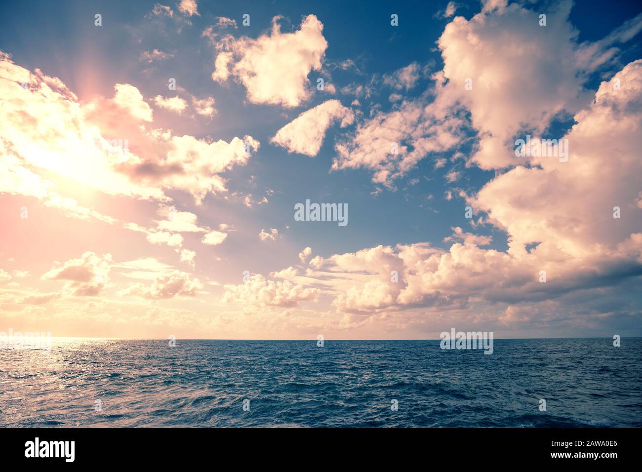 Bewölkt dramatischer Himmel über dem Meer. Die Textur des Himmels. Abstrakter Naturhintergrund Stockfoto