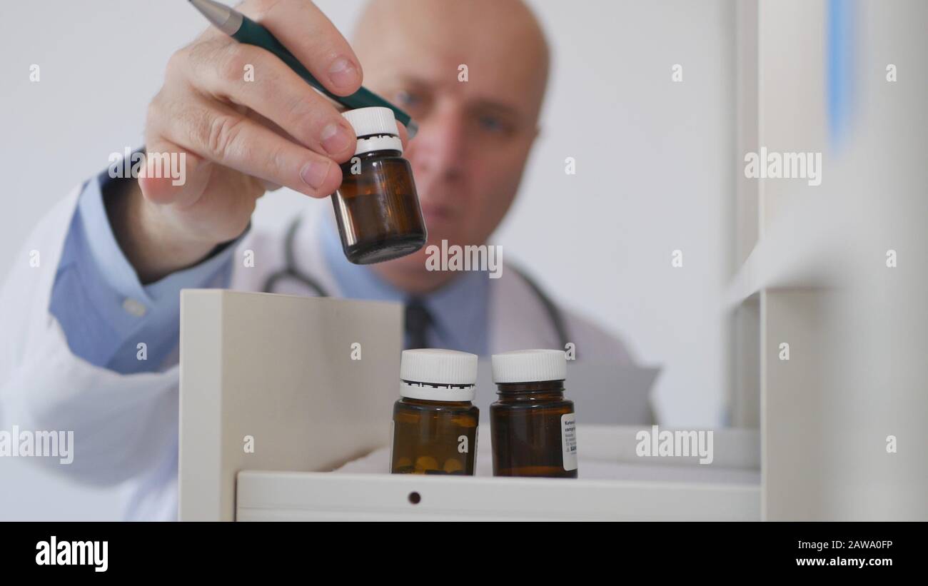 Bild mit einem Arzt, Der In einer Schublade nach Medikamenten Sucht Stockfoto
