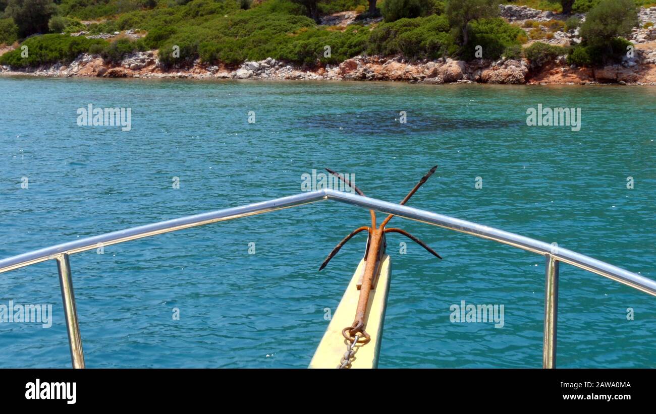 Anker Liegt Am Boot. Stahlanker Vorne Im Boot. Segelboot Segeln In Der Ägeischen See. Selimiye, Marmaris. Stockfoto